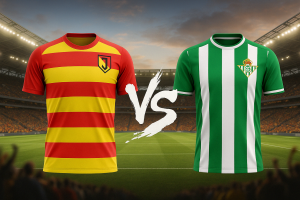 Promocyjna grafika meczu piłkarskiego Jagiellonia Białystok vs Real Betis – po lewej stronie koszulka Jagiellonii w czerwono-żółte pasy z herbem klubu, po prawej zielono-biała koszulka Realu Betis z widocznym logo; na środku dynamiczne białe „VS” w stylu pędzla, w tle realistyczny stadion pełen kibiców oświetlony światłem zachodzącego słońca.